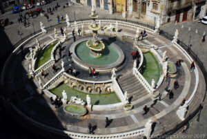 Insolita vista della fontana di piazza Pretoria.