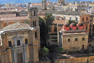 La chiesa della Martorana (a sinistra) e la chiesa di San Cataldo (a destra) sulla piazza Bellini.