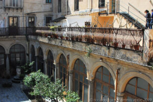 I portici del chiostro chiusi e trasformati in verande.